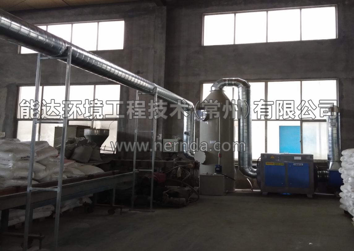 圖為DAXT-3000型廢氣噴淋塔和DAUV-3000型uv光解廢氣凈化設備  現(xiàn)場安裝調試完畢并已投入使用  